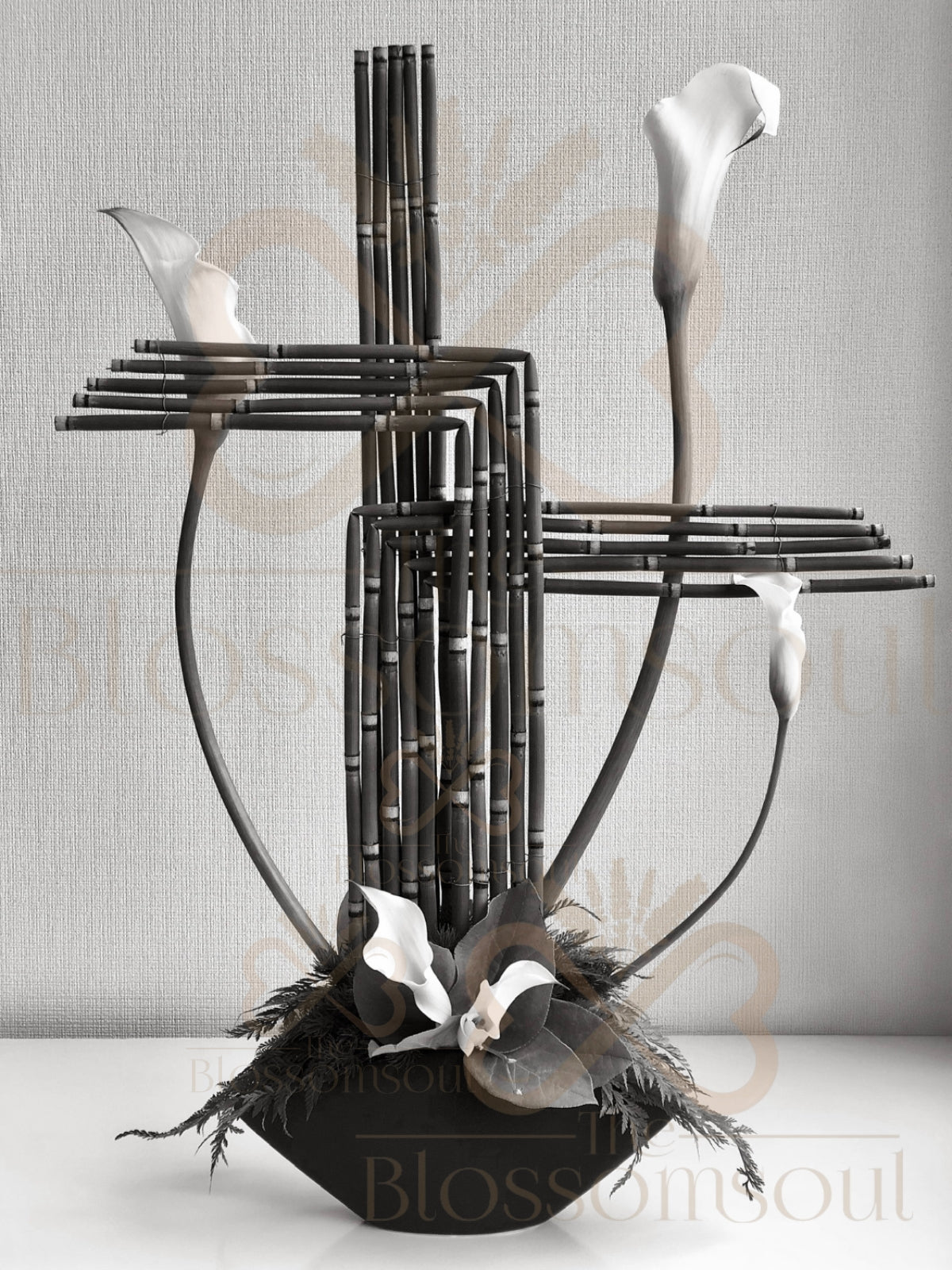 Japanese modern floral design with structured snake grass and white calla lilies. ‘Attacher I’ black & white edition created in leaves manipulation technique by TheBlossomSoul. Designed, handcrafted and photographed in Tokyo, Japan.