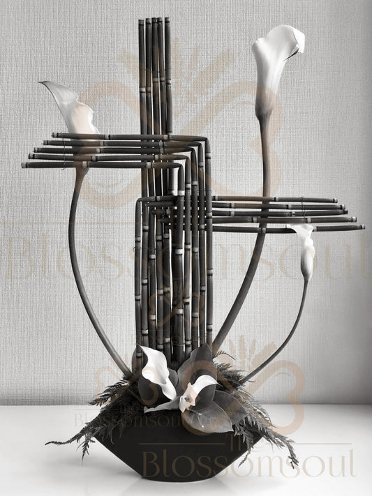 Japanese modern floral design with structured snake grass and white calla lilies. ‘Attacher I’ black & white edition created in leaves manipulation technique by TheBlossomSoul. Designed, handcrafted and photographed in Tokyo, Japan. 