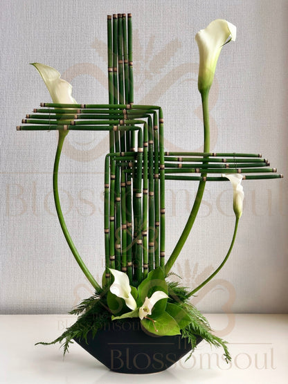 Color Japanese modern floral design with structured snake grass and white calla lilies. ‘Attacher I’ In leaves manipulation technique by TheBlossomSoul. Designed, handcrafted and photographed in Tokyo, Japan. 